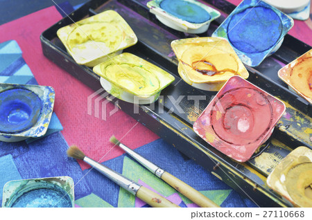 Water color paint box and paintbrush 27110668