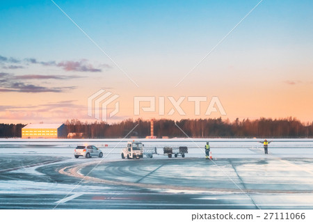 Airport Marshal Team Signaling For Aircraft Airport Marshal Team Signaling For Aircraft 27111066