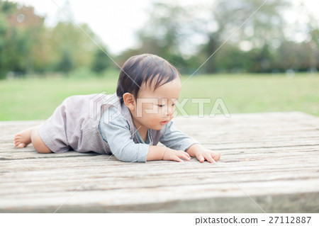 younger, person, 1 year old 27112887