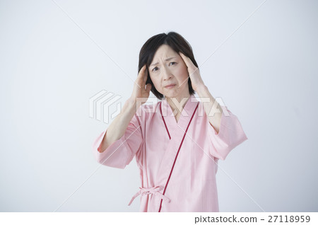 Middle women who hold their heads at the examination arrival Middle women who hold their heads at the examination arrival 27118959