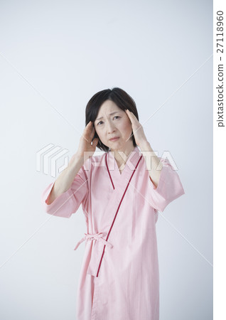 Middle women who hold their heads at the examination arrival Middle women who hold their heads at the examination arrival 27118960