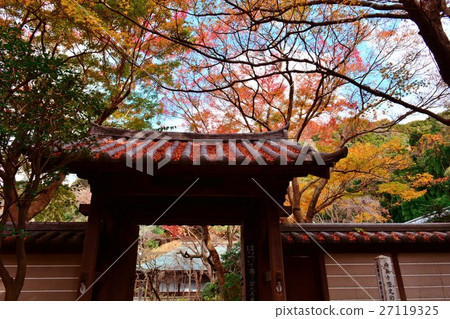 Autumn colored Kamakura Zuisenji temple gate 27119325