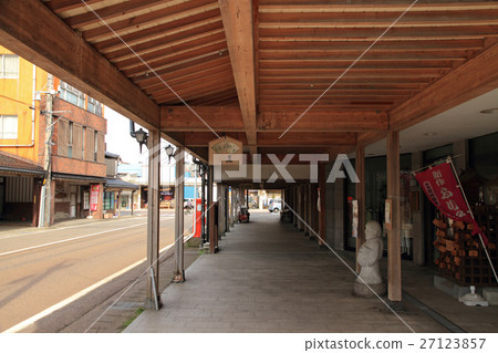 與一棵庭院樹的都市風景在Itoigawa偉大的火前面 27123857