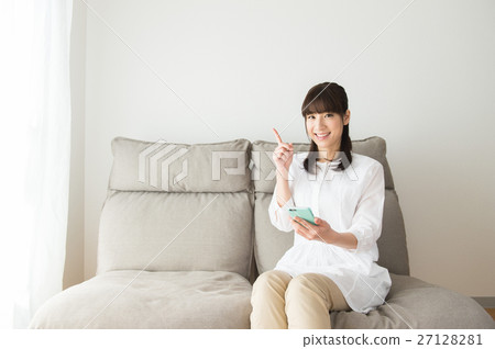 經營智能手機的女性(三十多歲) 經營智能手機的女性(三十多歲) 27128281
