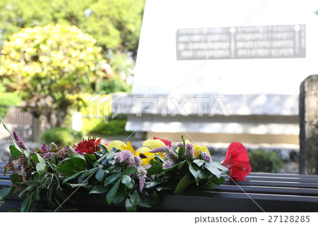 獻給姬百合紀念塔的鮮花 27128285