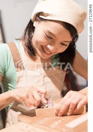 woman woodworking smile happily 27129646