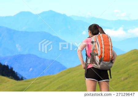Woman climbing the moutain 27129647