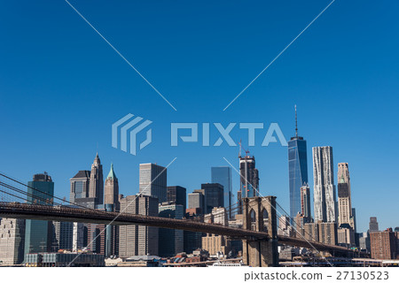 Skyscrapers in New York and the Brooklyn Bridge during the day 27130523