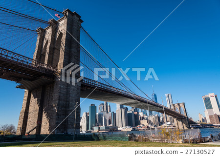 Skyscrapers in New York and the Brooklyn Bridge during the day 27130527