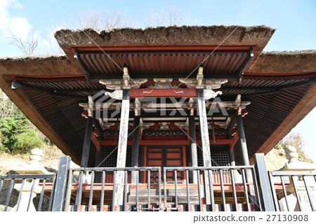 岡山縣岡山市北區，日王路半神堂和冬天清澈的藍天 27130908