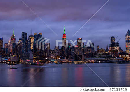 Evening view of New York / Manhattan 27131729