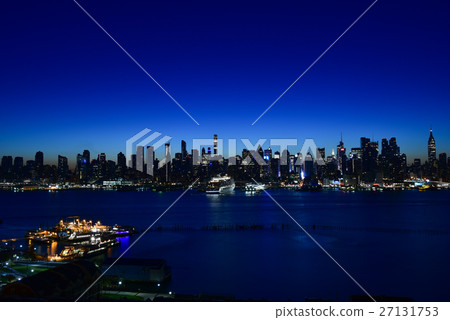 New York · Manhattan's Blue Moment New York · Manhattan's Blue Moment 27131753
