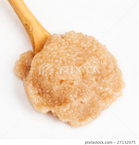 caviar of herring fish in wood spoon close up 27132075