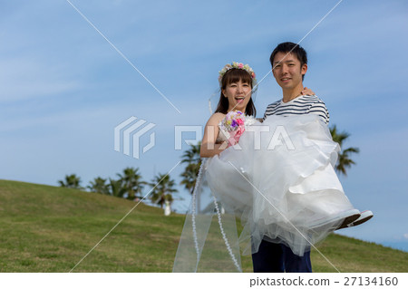 Bridal photo wedding dress figure Princess holding 27134160