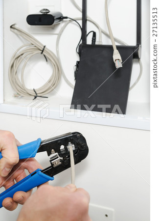 Connecting wi-fi router to the Internet. Connecting wi-fi router to the Internet. 27135513
