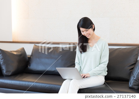 放鬆在沙發的婦女 放鬆在沙發的婦女 27137140