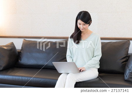 放鬆在沙發的婦女 27137141