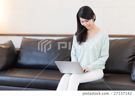 放鬆在沙發的婦女 放鬆在沙發的婦女 27137142
