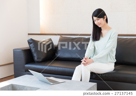 放鬆在沙發的婦女 放鬆在沙發的婦女 27137145