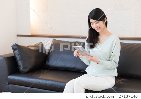 放鬆在沙發的婦女 放鬆在沙發的婦女 27137146