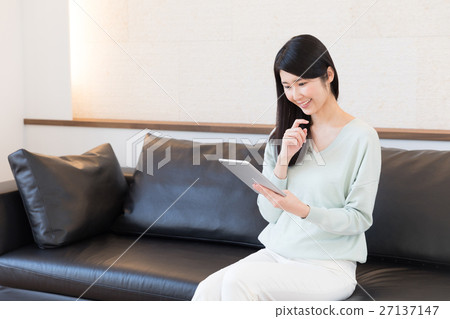 放鬆在沙發的婦女 放鬆在沙發的婦女 27137147