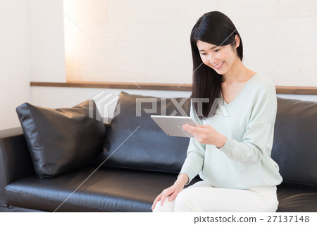 放鬆在沙發的婦女 放鬆在沙發的婦女 27137148