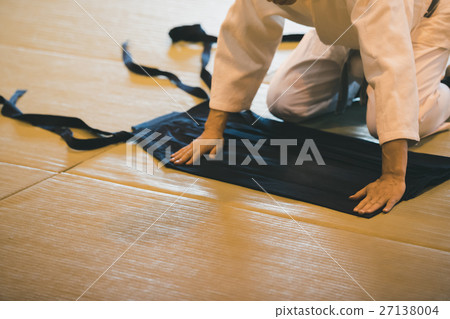 aikido, man's formal divided skirt, person 27138004