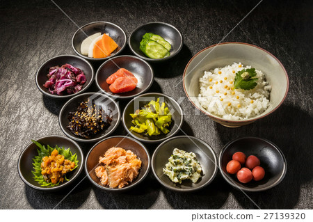 米飯配菜套米飯的許多配菜日本 米飯配菜套米飯的許多配菜日本 27139320