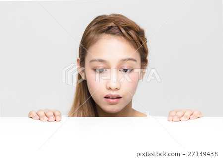 調查桌的女孩 27139438