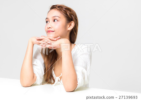 一個臉頰的女孩 27139693