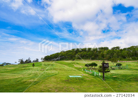 “Park golf” is a sport that originated in Hokkaido. 27142034