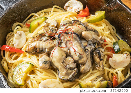 Oyster pasta Spaghetti Italian food of the oyster - Stock Photo [27142990]  - PIXTA