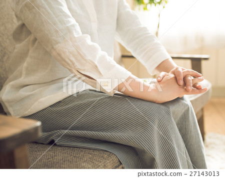 Women waiting 27143013