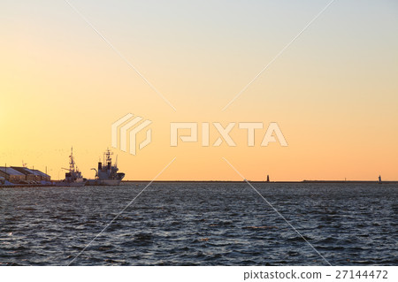 Kushiro at dusk of winter 27144472