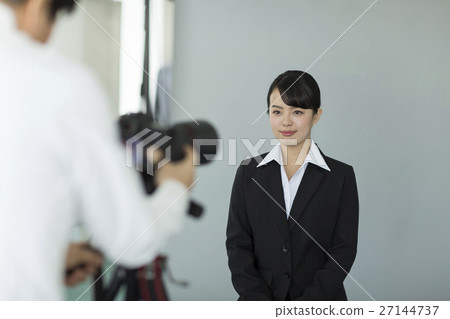 拍攝證明照片的新兵衣服的一名婦女 27144737