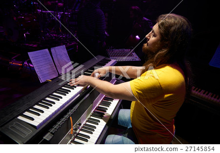 The musician at the rehearsal. 27145854