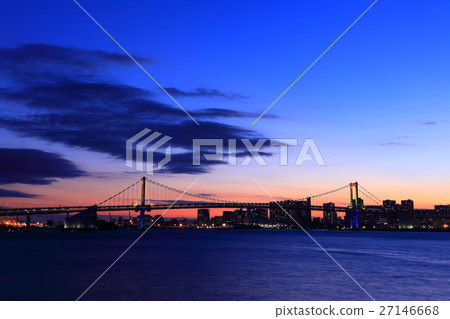 通過東京灣和彩虹橋的晚上風景 通過東京灣和彩虹橋的晚上風景 27146668