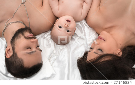 Parents sleeping together with newborn baby Parents sleeping together with newborn baby 27146824