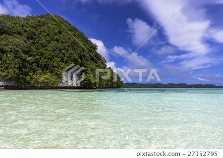 The sea of the coral reef of Rock Island 27152795