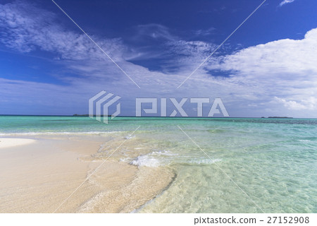 The sea of the coral reef of Rock Island 27152908