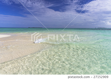 岩島的珊瑚礁的海 27152909