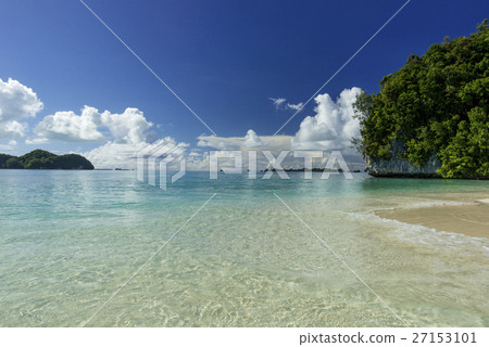 The sea of the coral reef of Rock Island 27153101