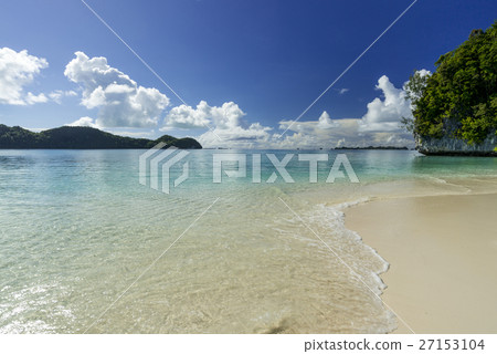 岩島的珊瑚礁的海 岩島的珊瑚礁的海 27153104