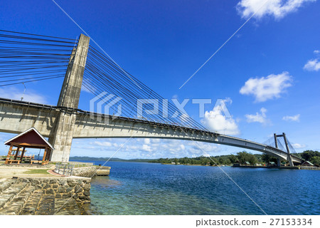 連接科羅爾島和巴貝爾多布島的橋樑 27153334