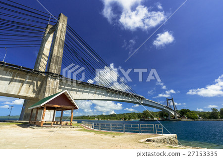 連接科羅爾島和巴貝爾多布島的橋樑 27153335