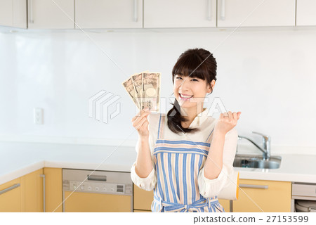主婦,拿著筆記和膽量姿勢 主婦,拿著筆記和膽量姿勢 27153599
