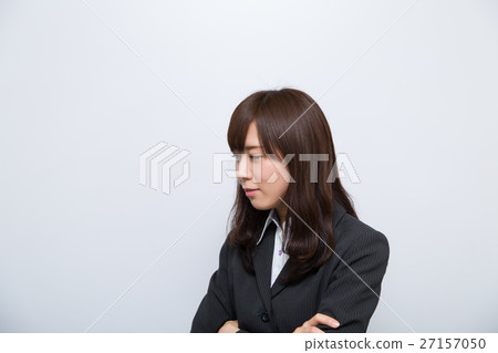 雙臂交叉的女人 27157050