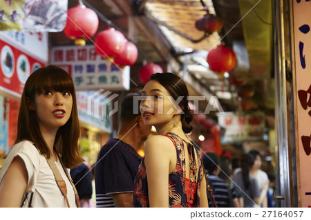 Taiwan night market women's journey 27164057