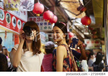 Taiwan night market women's journey 27164064