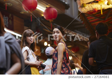 Taiwan night market women's journey 27164081